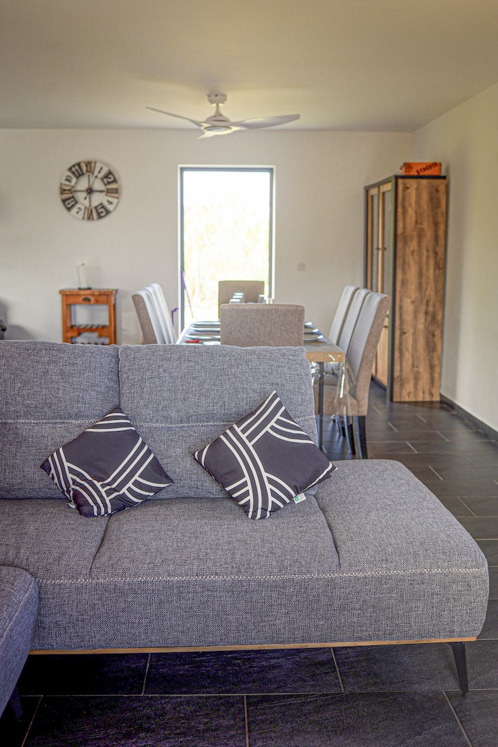 FR : Canapé confortable et invitant, parfait pour se détendre après une journée bien remplie

ANG : Comfortable and inviting sofa, perfect for relaxing after a busy day