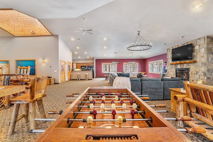 The Lodge | Private Indoor Heated Pool & Hot Tub - Houses for Rent