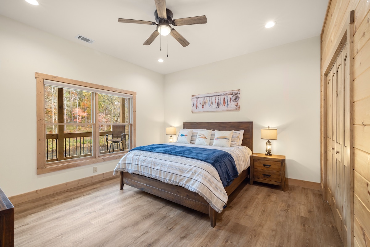 Chambre king size de niveau inférieur avec télévision connectée