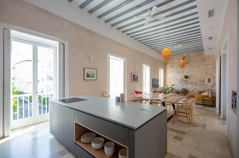 Luxury 3BR Cádiz Apt, Near La Caleta Beach