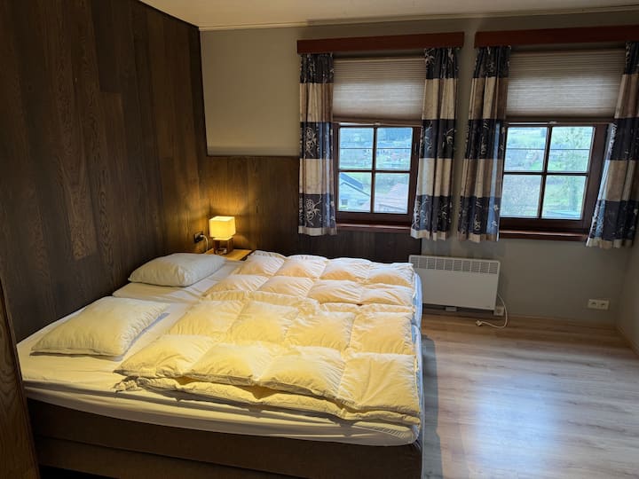 Dormitorio con 2 camas de somier.