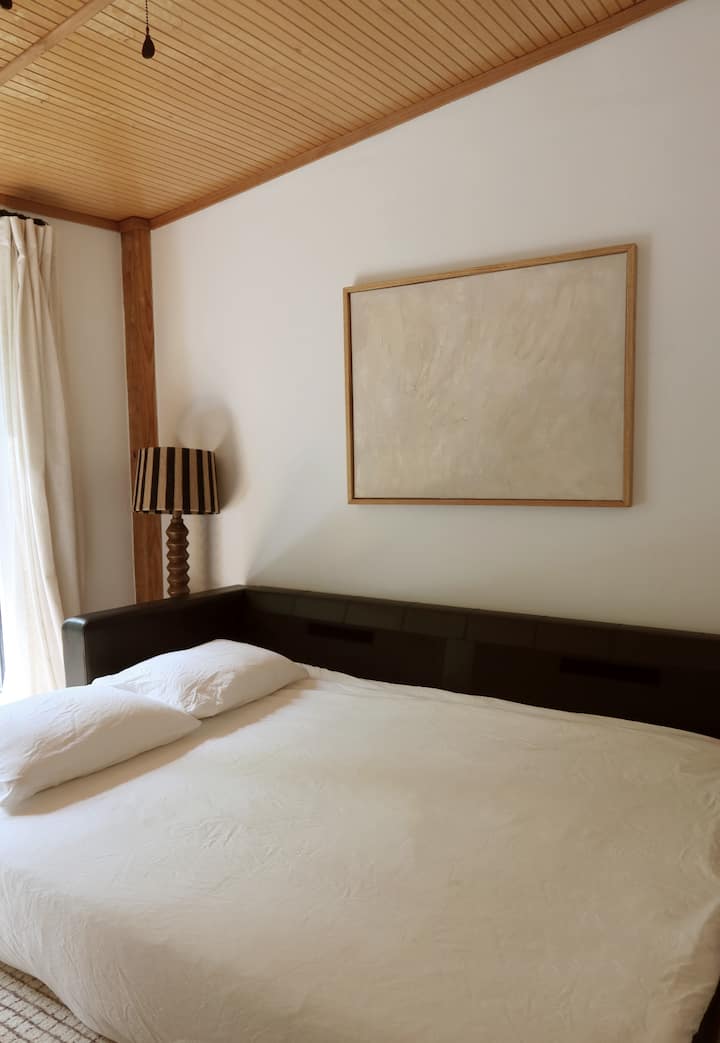 Rozkladacia pohovka v plnej veľkosti s posteľnou bielizňou v úložnom priestore 