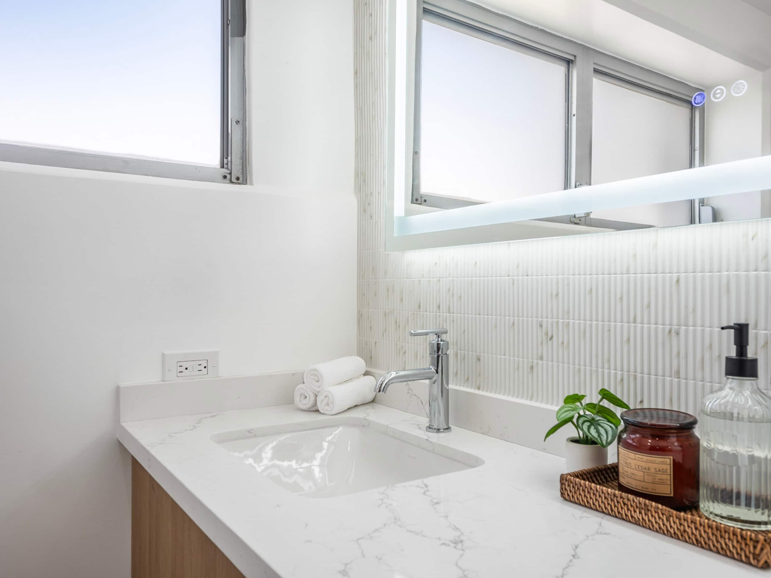HighFloor 2BR/2BA 4beds Partial Ocean View+Parking - Image 43