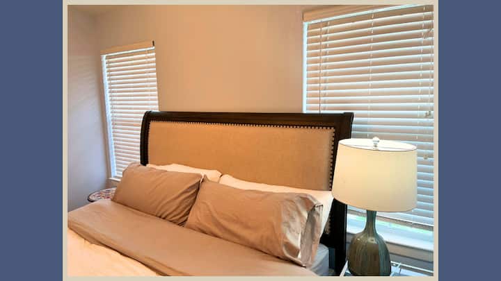 Naš primarni apartman ima veliki bračni krevet s ugradbenim ormarom i privatnom kupaonicom. 