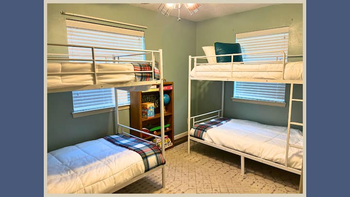 Naša spavaća soba West Bunkroom za 4 osobe s dva odvojena kreveta na kat i dovoljno prostora za igre i igru uz prostrani ormar i pristup našoj kupaonici u hodniku.