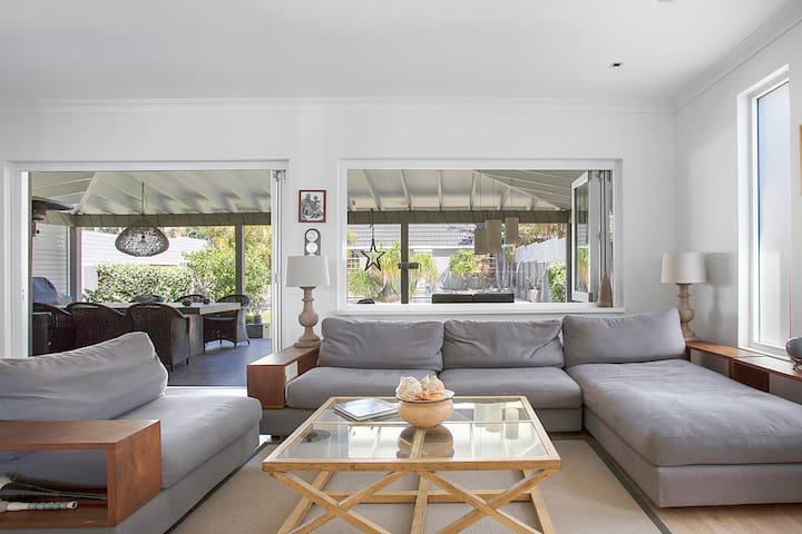 Victoria – Luxury Family Home With Pool Near Beach