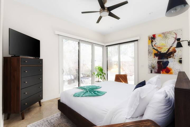 F1 ATX Art House l Cowboy Pool l 6 Beds l By SoCo gallery image 3