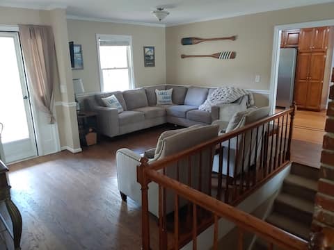 Popular Airbnb listing: Entire home with 3 docks on Hartwell near Clemson in Seneca / Clemson