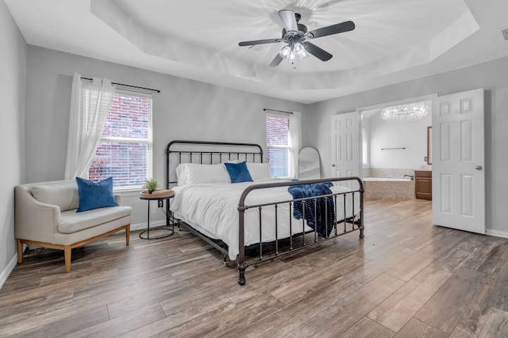 დიდი მასტერსუიტი რეგულირებადი საწოლით, საკუთარი სააბაზანოთი და მშვიდი გარემოთ — იდეალურია გრძელვადიანი, სადაზღვევო ან კორპორატიული საცხოვრებლის საჭიროებისთვის.