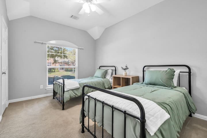 ოჯახებისთვის შესაფერისი ორადგილიანი ორ საწოლით — იდეალურია ბავშვებისთვის ხანგრძლივი სტუმრობისას, კორპორაციული გადაადგილებისას ან შუალედური სტუმრობისას, სანამ თქვენს საცხოვრებელში სარემონტო სამუშაოები მიმდინარეობს.