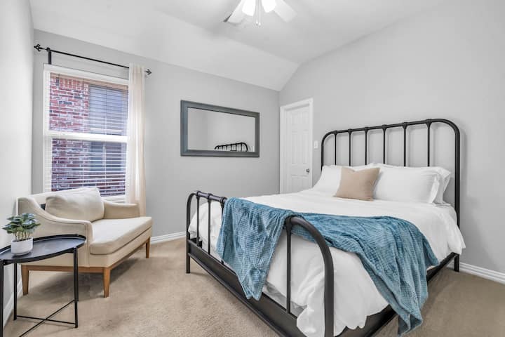 საძინებელი, რომელშიც დგას 152×203 სმ ზომის საწოლი, იდეალურია ოჯახის წევრებისა და მეგობრებისთვის, ასევე, დროებით საცხოვრებლად, სანამ დაზღვევით გათვალისწინებული შეკეთების სამუშაოები მიმდინარეობს, ან სანამ ახალი სახლი მზადდება. 