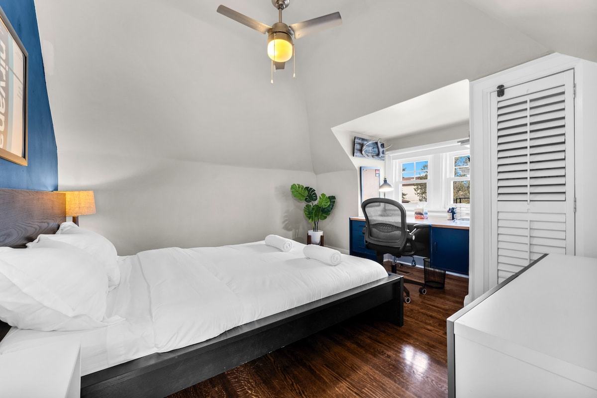 להירגע בחדר השינה המעוצב להפליא הזה עם מיטה זוגית מפוארת ועיצוב מודרני.