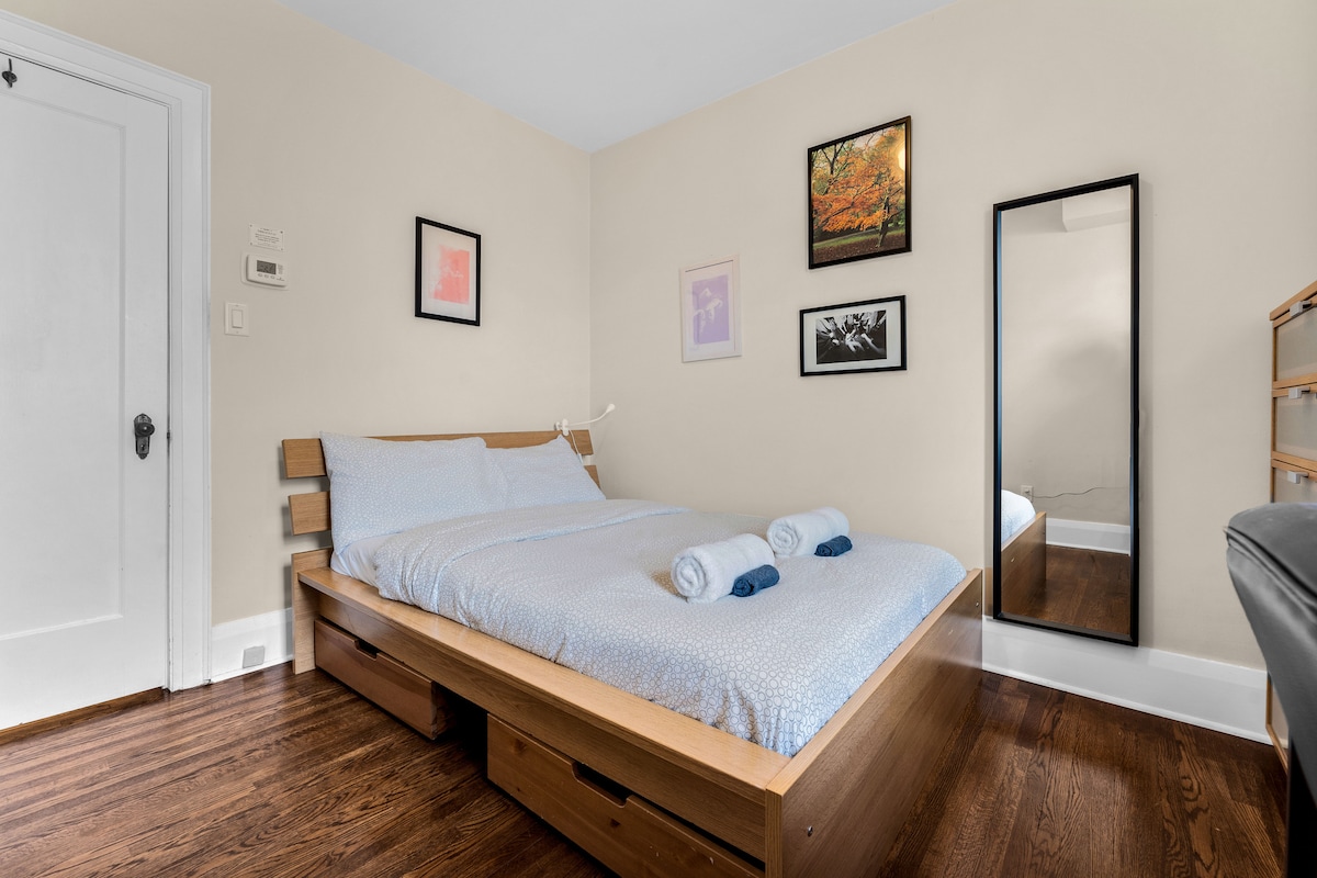 מיטה זוגית נוחה עם פינת עבודה מעשית לעבודה או ללימודים.