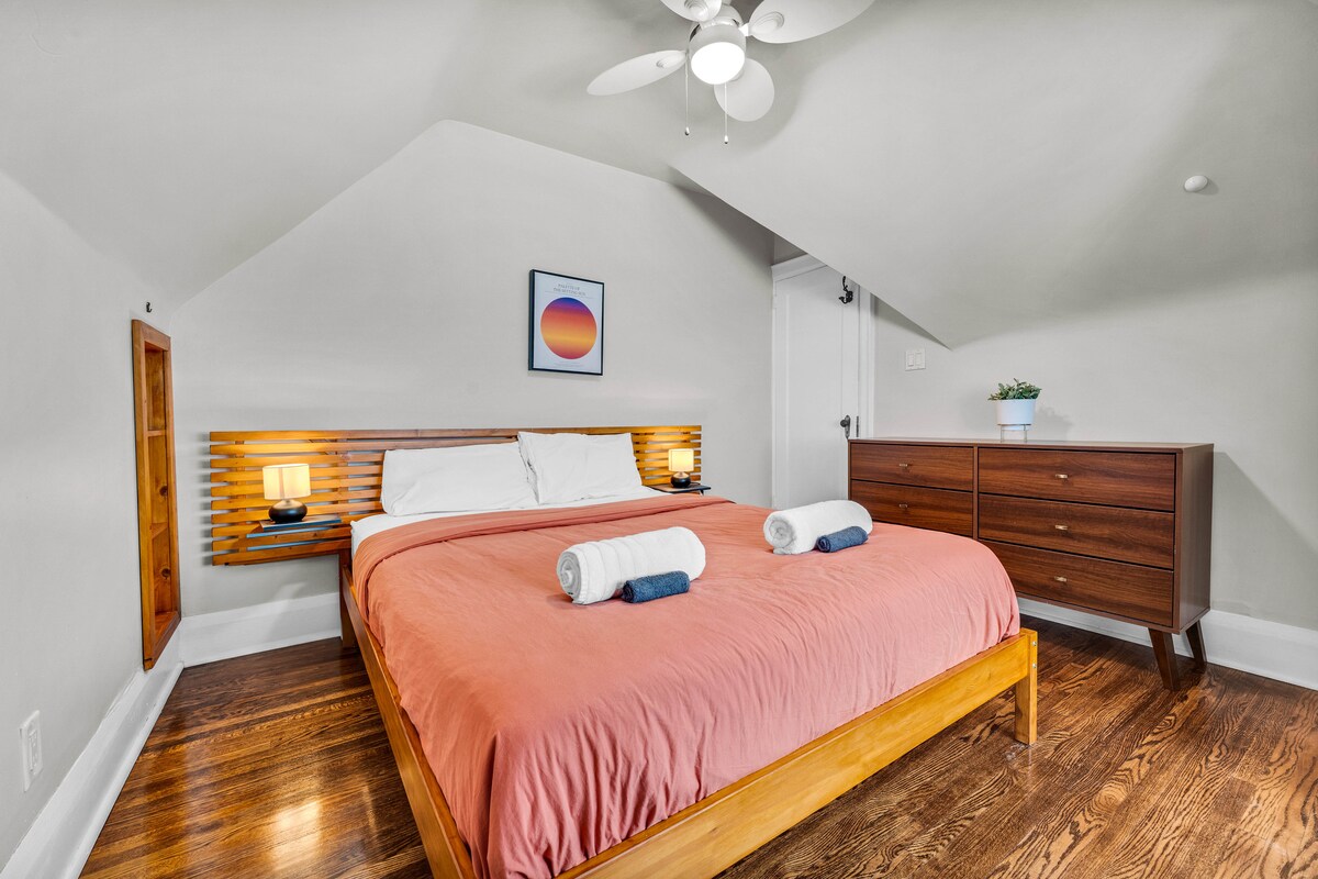 חדר שינה נעים עם מיטת קווין סייז נוחה ומצעים רכים.