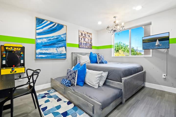 Კომფორტული საწოლები და სახალისო დეკორი, რა თქმა უნდა, ყველა ასაკის სტუმარს მოეწონება.