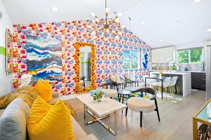 Დადექით სარკის წინ და გასვლის წინ დაათვალიერეთ თქვენი საღამოს ჩაცმულობა.