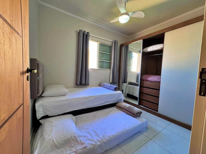 Camera 2 con letti singoli, ventilatore a soffitto, oscuramento nelle tende, posto per riporre vestiti, biancheria da letto e wifi.