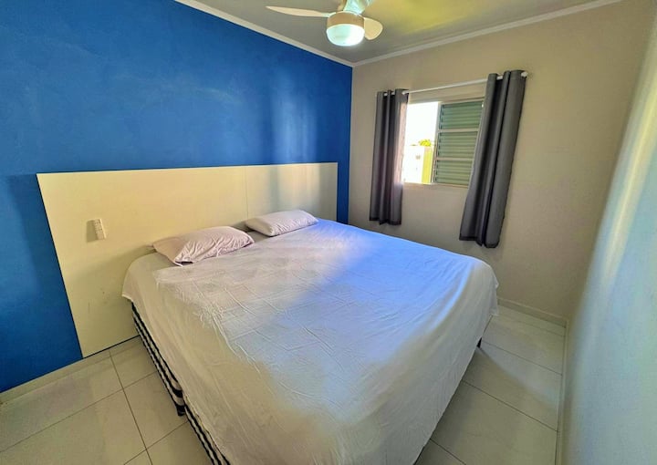 Camera 1 con letto king size, ventilatore a soffitto, tenda oscurante, biancheria da letto e wifi.