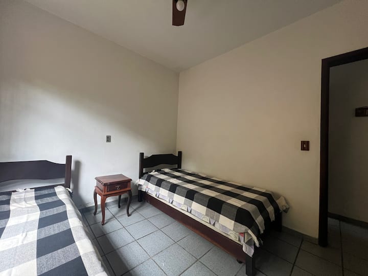 ベッドは3台あり、写真に写っている2台と、3台目はフレームとマットレス（ベッドの下に保管）があり、2台のベッドの間に配置されています。
注：ベッドリネンとバスタオルはご用意しておりません。
客室には枕が用意されています。