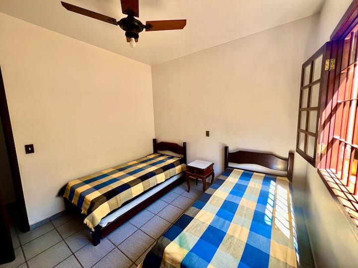 ベッドは3台あり、写真に写っている2台と、3台目はフレームとマットレス（ベッドの下に保管）があり、2台のベッドの間に配置されています。
注：ベッドリネンとバスタオルはご用意しておりません。
客室には枕が用意されています。