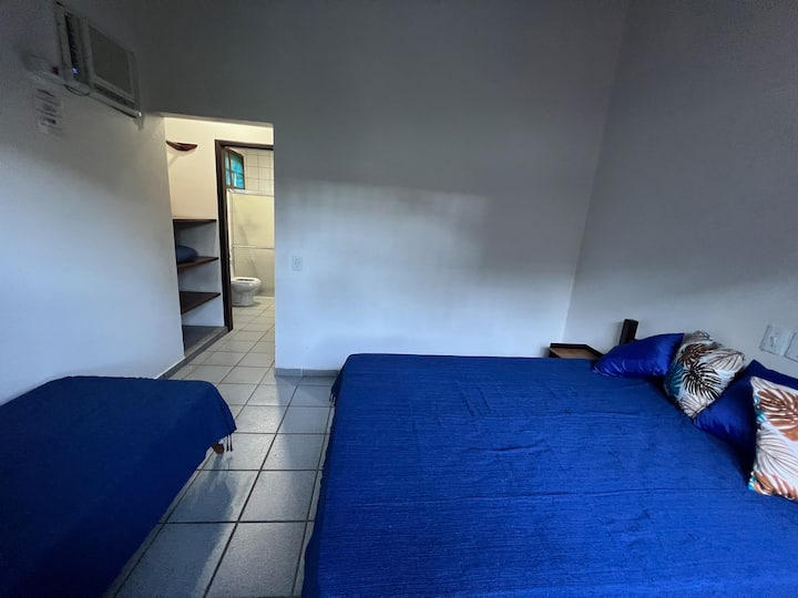 寝室に統合された専用バスルーム付きのスイートルーム。
より快適でプライベートな空間を提供します。 

注：ベッドリネンとバスタオルはご用意しておりません。
客室には枕が用意されています。