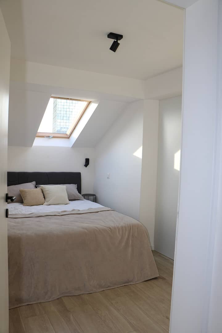 ห้องนอนที่อบอุ่นนี้เหมาะอย่างยิ่งสำหรับการดูดาวหรือชื่นชมหอคอยแฝดที่เป็นเอกลักษณ์ของซาราเจโวผ่านช่องแสงขนาดใหญ่เหนือเตียง นอกจากนี้ตู้เสื้อผ้าแบบวอล์คอินที่กว้างขวางยังมีพื้นที่กว้างขวางในการจัดระเบียบสิ่งของของคุณตามที่คุณต้องการ