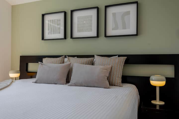 Ოთახი ლამაზი ხედებით და კარადა, რომელიც მოწესრიგებულია


