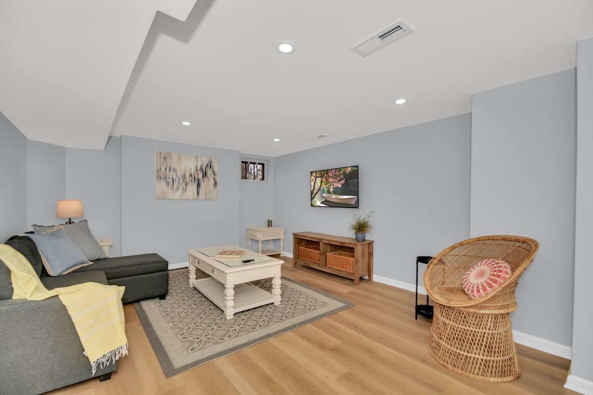Le salon du sous-sol récemment rénové comprend un canapé convertible (neuf) et une télévision connectée. 