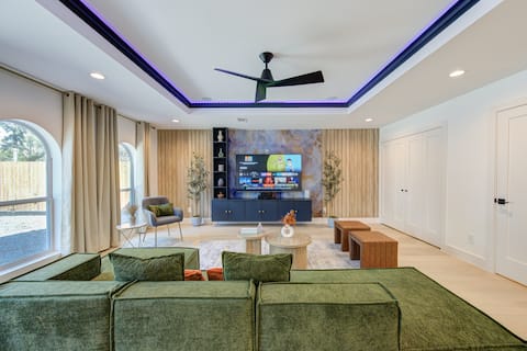 Popular Airbnb listing: Downtown, Pickleball, Pool, Karaoke, Golf, King bd in Northside / Northline