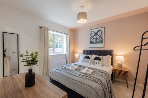 Spacious 5-Bedroom House in Nottingham