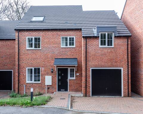 Sleek and Stylish 5 Bedroom House in Nottingham