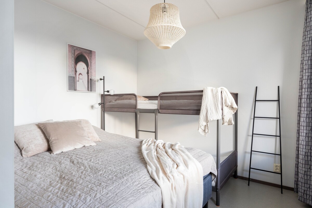 בחדר השינה יש מיטה זוגית מקסימה ווילונות האפלה. במיטת הקומותיים, שני מבוגרים ישנים טוב בלילה.