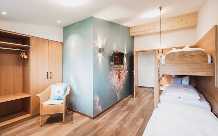 غرفة أطفال بسرير بطابقين وسرير واحد مصنوع من الخشب الصلب وخزانة ملابس كبيرة. إطلالات رائعة على قرن إيمنستادت وجبل منتصف النهار. 