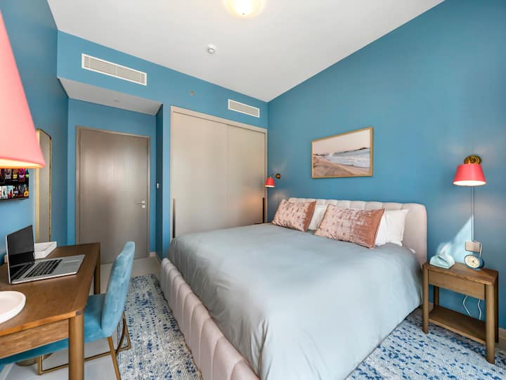 Насладете се на наистина комфортен нощен сън в това двойно легло „King size“ с матрак със средна твърдост, отговарящ на хотелските стандарти, и качествени луксозни спални комплекти, избор от 6 възглавници с размер „king size“ и стандартен размер.  Спалнята разполага с 55-инчов телевизор със стрийминг услуги.