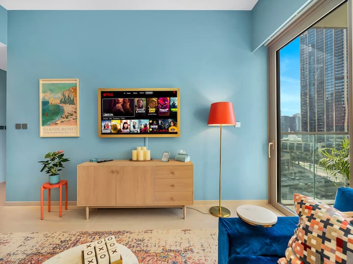 Стилна жизнена всекидневна/Достъп до балкон/Телевизор с множество стрийминг услуги, Disney+, Prime video, Netflix.  В салона има висококачествен разтегателен диван за деца или допълнителни гости