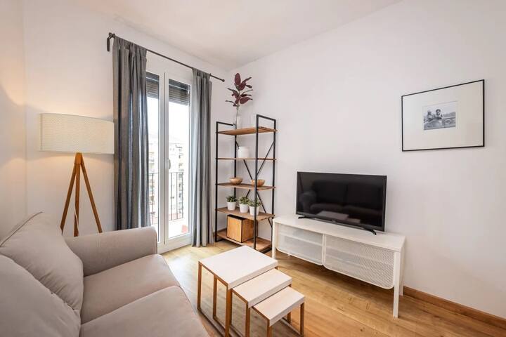 Nice 4 bedroom GroupFlat L’Eixample next old town gallery image 2