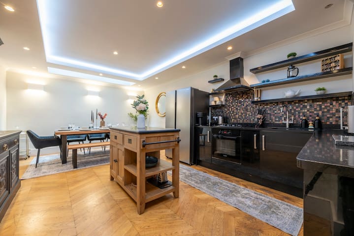 Luxury Home in Central Chelsea with Roof Terrace gallery image 2