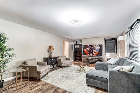 Top Airbnb: Sleeps 12! Modern house +Arcade w/Large Backyard in North Linden