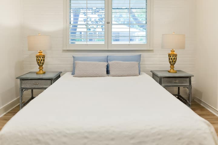 מיטת קווין סייז, טלוויזיה תלויה, מכונת סאונד בחדר השינה 2