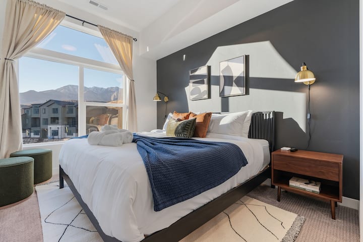 Голем брачен кревет (широк 180-220
Монтиран телевизор
Бања со сопствен апартман
Со правосмукалка во плакарот
Полица за багаж во плакарот