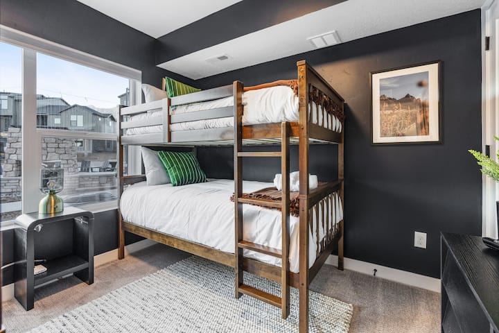 Два кревета на спрат (вкупно 4 брачни кревета)
Монтиран телевизор
Бања со сопствен апартман