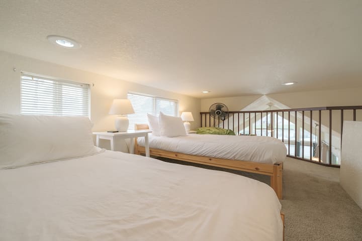 阁楼区域，配备两张单人床 