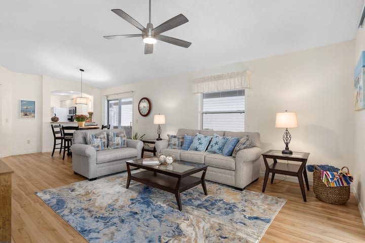 Dnevni boravak je svijetao i privlačan prostor s opuštajućim uređenjem na plaži. Kauč na razvlačenje, presvučen mekim, neutralnim tonovima, pruža i mogućnost sjedenja i dodatne mogućnosti spavanja.