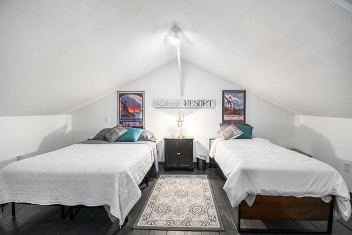 Ისიამოვნეთ ზემოთ მდებარე ლოფტით! Ყველასგან შორს და იდეალური ადგილია ბავშვებისთვის მთელი ცხოვრების განმავლობაში ძილის წინ წვეულების გასატარებლად! Იატაკის უამრავი სივრცე თამაშებისა და ტელევიზორისთვის, რომ ბავშვებმა გაატარონ დრო.