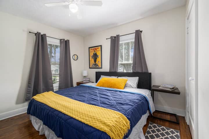 Მთავარი საძინებელი | პირდაპირი ტელევიზორი | პლუშის ახალი ლეიბი | ახლად დამატებული დიდი საწოლი. Იდეალურია დასვენებისა და ოჯახისგან შორს დასვენებისთვის.