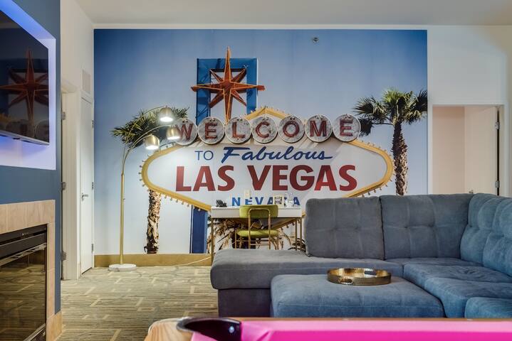 Huge Vegas Theme Suite – PoolTable – F1/Strip View gallery image 3