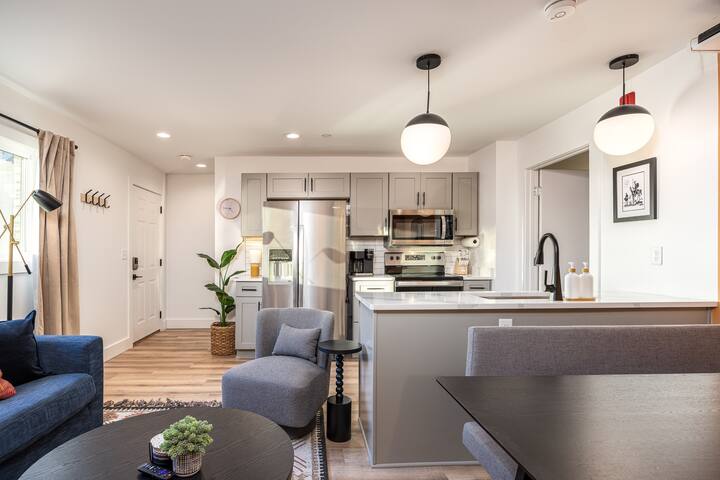 Multi-Condo Building 7 Units, 15 Bedrooms &Parking gallery image 2