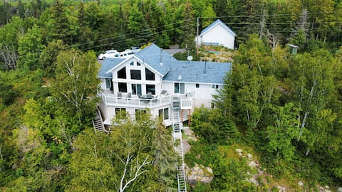 Stunning Cabin with hot tub on LOTW 10 min to Town