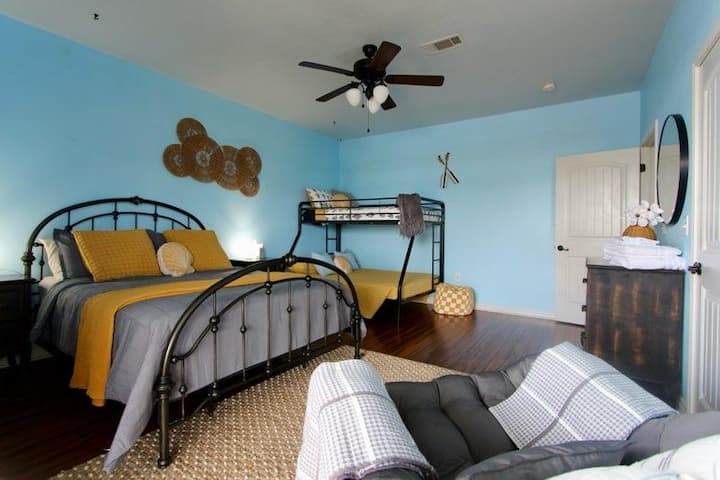 Მესამე საძინებელში არის ორადგილიანი საწოლი ორადგილიანი საწოლით