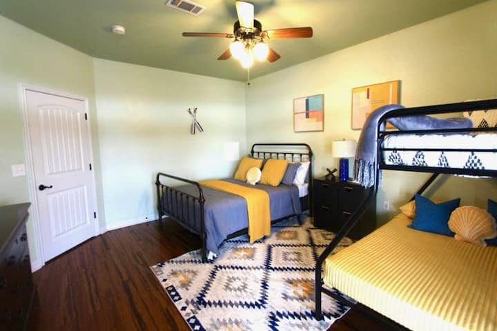 Მეორად საძინებელში არის ორადგილიანი საწოლი, რომელიც სავსეა ორადგილიანი საწოლით